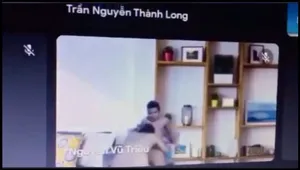 Học online quên không tắt camera lộ cảnh bạn gái đang mút mút