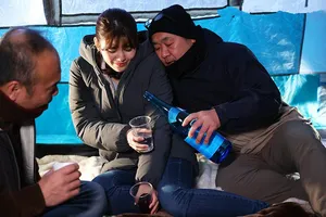 Chồng ngu ngục để vợ yêu đi cắm trại với cậu bé xóm