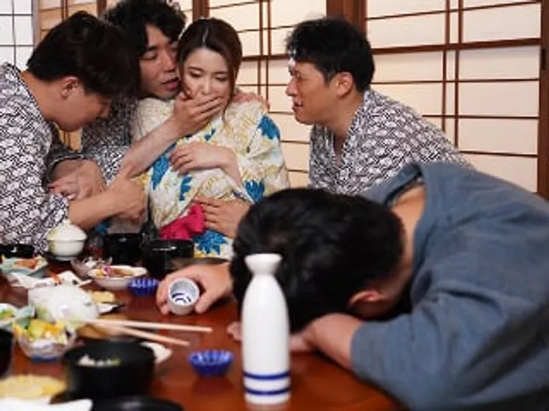 đưa vợ yêu đi suối nước nóng, người chồng không biết bà xã bị người khác trả bài sấp mặt