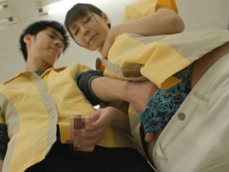 điên cuồng chịch cô nhân viên nữ nứng lồn trong siêu thị mini