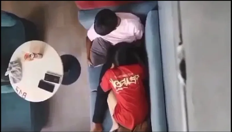 Quay lén eny bú mút cho em ghệ nơi công cộng