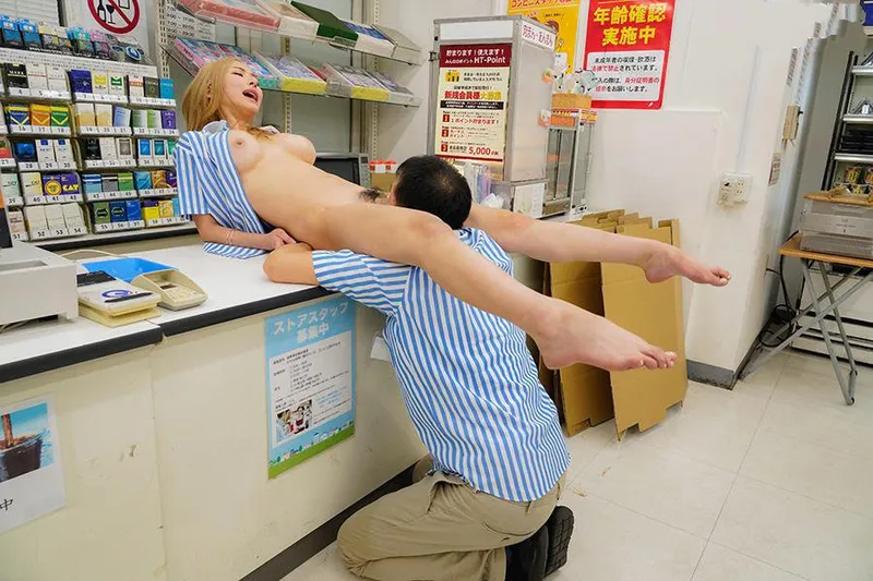 Anh tiền bối tống tình con nhỏ ngổ ngáo của chủ cửa của quý tiện lợi