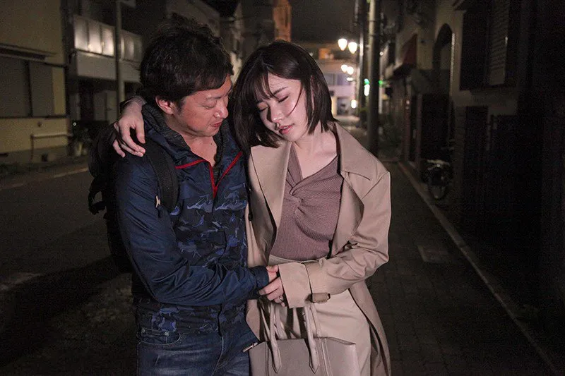 đưa cô đồng nghiệp nhậu say xỉn vì cãi nhau với anh xã về nhà