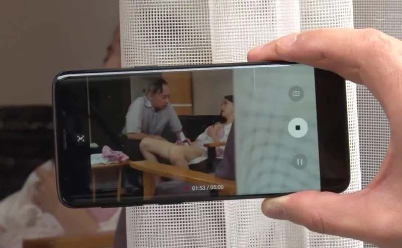 Vợ sắp cưới của con trai gian díu với bố gã chồng bị gã tiền bối khu phố phát hiện