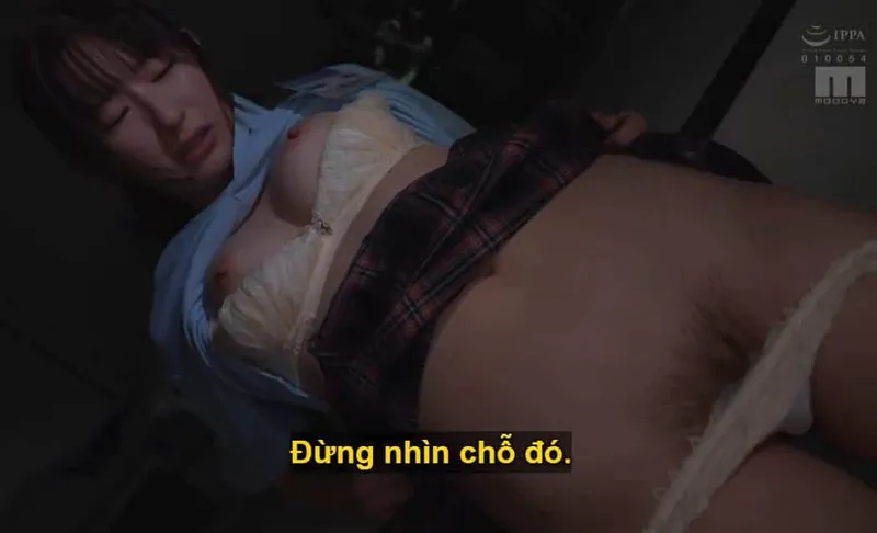 Sếp trên mưu tính quan hệ với em dưới láo toét lười nhác, suốt ngày chỉ chăm chat chit cùng người yêu.