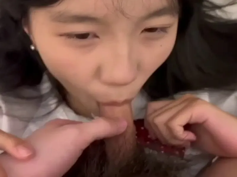 Em loli dễ thương liếm cây hàng biến em thành con em đĩ dâm dục p2
